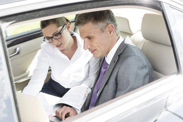 Colleagues Discussing Laptop Documents Car — Stock Photo, Image
