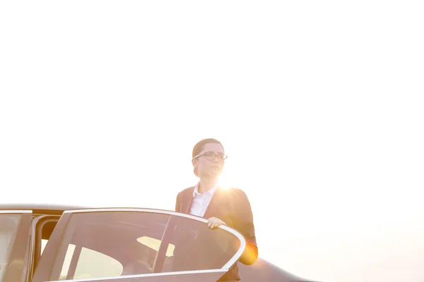 Fiduciosa Donna Affari Che Scende Dall Auto Contro Cielo Nella — Foto Stock