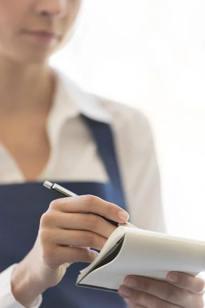 Sezione Centrale Della Giovane Cameriera Che Scrive Sul Blocco Note — Foto Stock