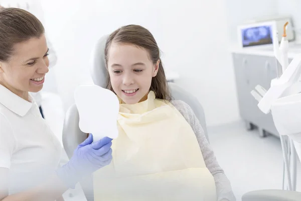 Dentista Femenina Mostrando Espejo Paciente Sonriente Clínica — Foto de Stock