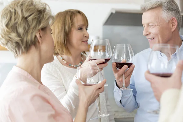 Gelukkig Volwassen Paar Roosteren Winegasse Door Vrienden Thuis — Stockfoto