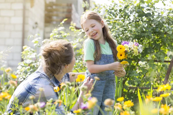 Lächelndes Mädchen Mit Blumen Schaut Mutter Bauernhof — Stockfoto