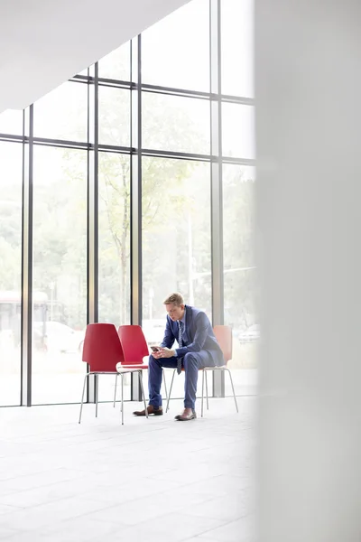 Volledige Lengte Van Jonge Zakenman Zittend Stoel Kantoor — Stockfoto