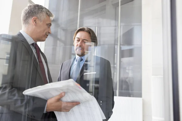 Maduros Hombres Negocios Discutiendo Sobre Documento Nueva Oficina — Foto de Stock