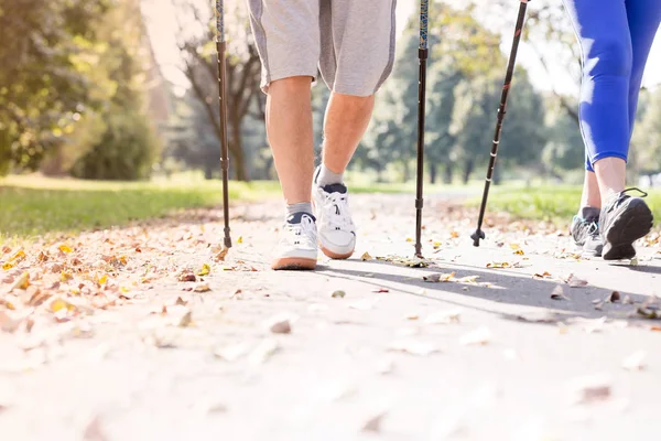 Nízké Část Fit Senior Pár Chůze Chodníku Během Podzimu — Stock fotografie
