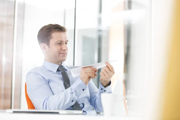 Creatief Zakenman Holding Papier Vliegtuig Zittend Office — Stockfoto