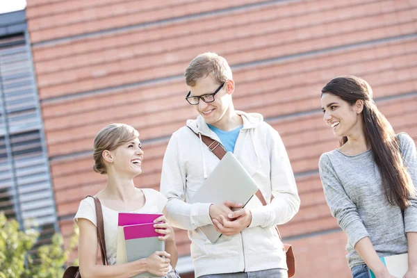 Amici Felici Con Libri Che Parlano Nel Campus Universitario — Foto Stock