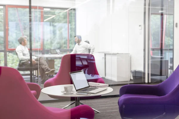 Laptop Tafel Met Stoelen Directiekamer Met Zakenlieden Bespreken Achtergrond — Stockfoto