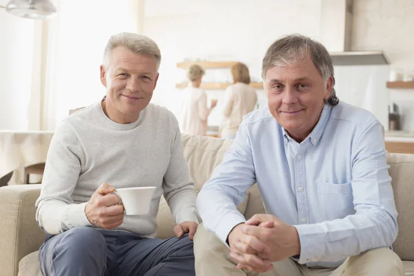 Retrato Hombres Maduros Sonrientes Sentados Sofá Casa —  Fotos de Stock