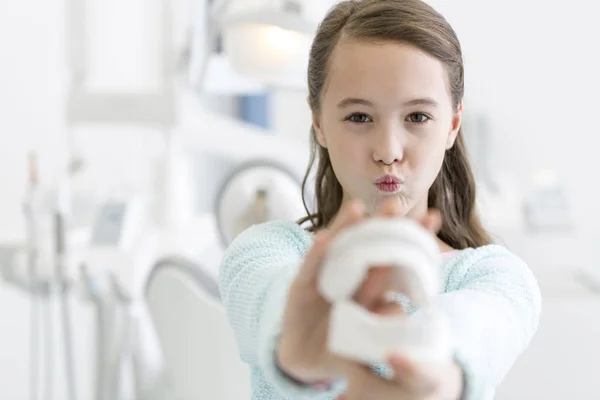 Крупный План Девушки Показывающей Зубные Протезы Стоматологической Клинике — стоковое фото