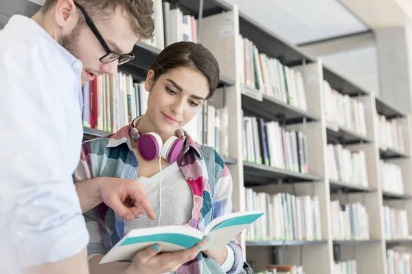 Estudantes Discutindo Sobre Livro Enquanto Estavam Biblioteca Faculdade — Fotografia de Stock