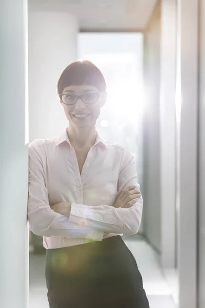 Portrait Une Femme Affaires Souriante Debout Les Bras Croisés Porte — Photo