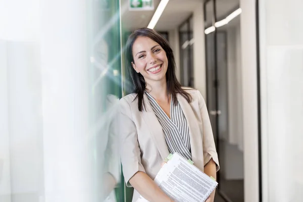 Retrato Mujer Negocios Feliz Pie Con Documentos Por Pared Oficina — Foto de Stock