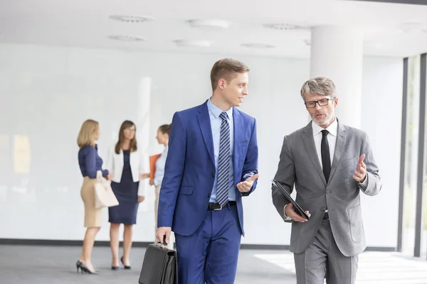 Affärsmän Som Diskuterar Medan Promenader Mot Kollegor Kontoret — Stockfoto