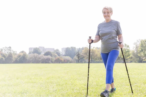 Actieve Senior Vrouw Met Trekking Palen Wandelen Het Park — Stockfoto