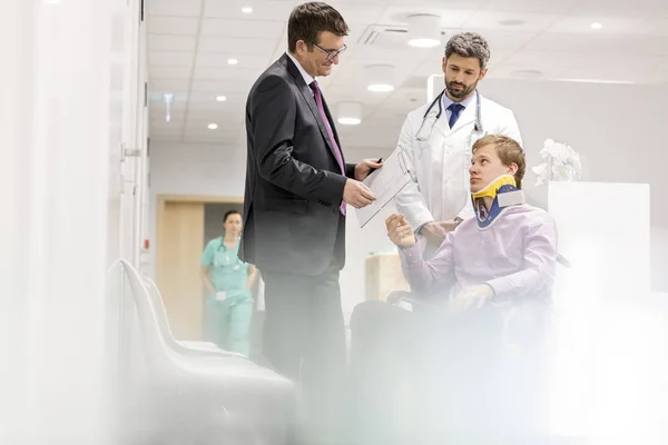 Especialista Maduro Conversando Com Paciente Cadeira Rodas Hospital — Fotografia de Stock