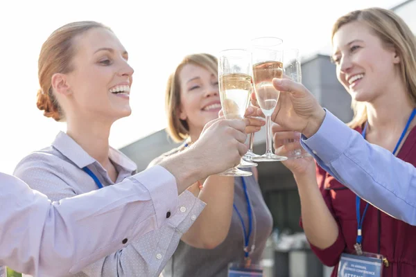 Colegas Negócios Sorridentes Brindam Com Vinhedos Durante Festa Sucesso Terraço — Fotografia de Stock