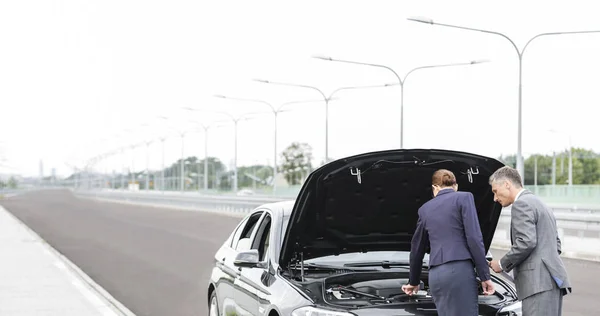 Versicherungsvertreter Analysiert Pannenauto Einer Managerin Auf Der Straße — Stockfoto