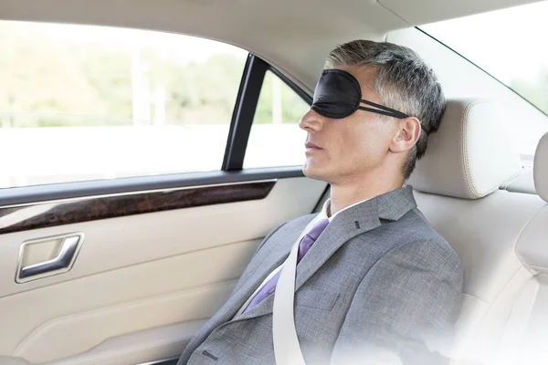 Zakenman Dutten Terwijl Het Dragen Van Oog Masker Auto — Stockfoto