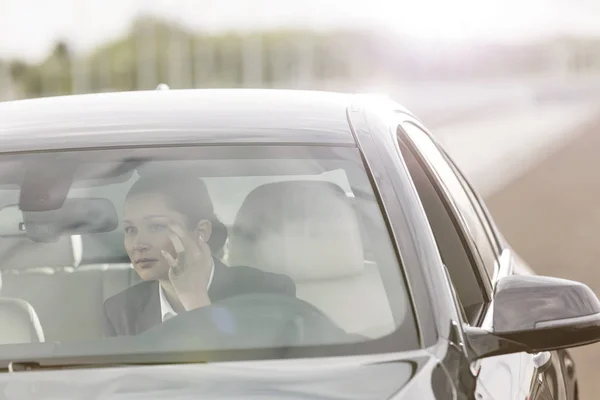 Uitvoerend Kijken Achteruitkijkspiegel Van Auto Weg — Stockfoto