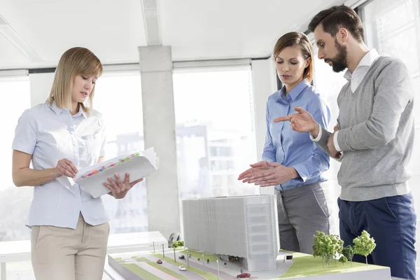 Kollegen Diskutieren Über Projekt Während Geschäftsfrau Büro Dokument Liest — Stockfoto