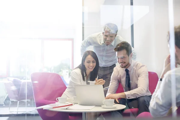 Zufriedene Geschäftsleute Diskutieren Über Laptop Büro Besprechung — Stockfoto