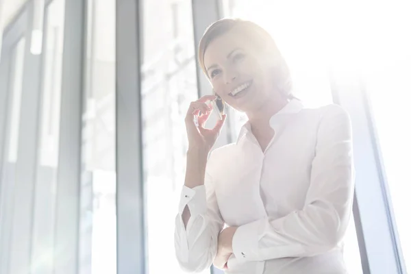 Mujer Negocios Sonriente Hablando Por Teléfono Móvil Oficina —  Fotos de Stock