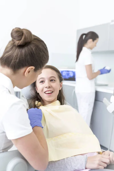 Médico Conversando Com Paciente Menina Contra Enfermeira Que Trabalha Clínica — Fotografia de Stock