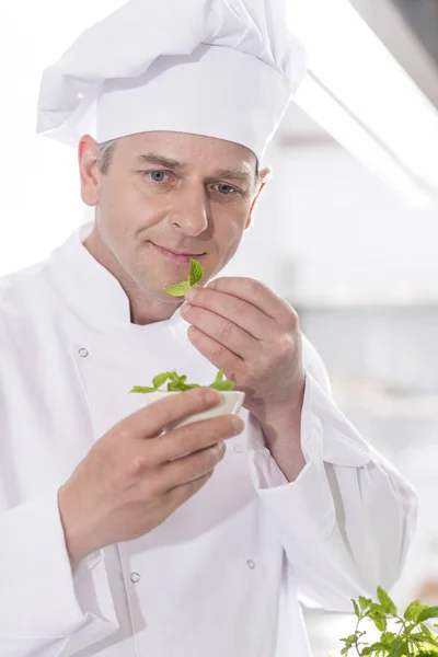 Chef Confiante Cheirando Folhas Ervas Cozinha Restaurante — Fotografia de Stock