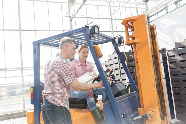 Farmer Discussing Coworker Forklift Crates Storehouse — Stock Photo, Image
