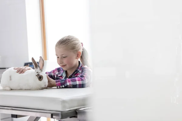 Nettes Mädchen Schaut Kaninchen Auf Dem Bett Tierklinik — Stockfoto