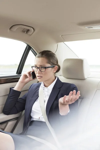 Geschäftsfrau Telefoniert Auto Mit Smartphone — Stockfoto