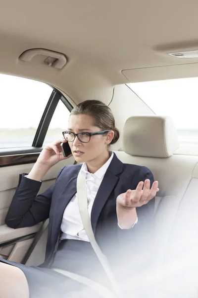 Donna Affari Che Parla Smartphone Auto — Foto Stock