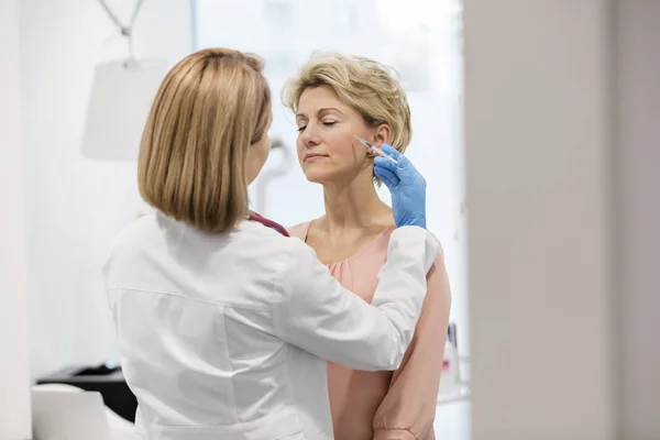 Patiente Mature Recevant Traitement Botox Hôpital — Photo