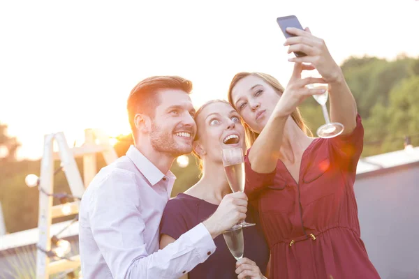 Leende Affärskvinna Tar Selfie Med Kollegor Rooftop Party — Stockfoto