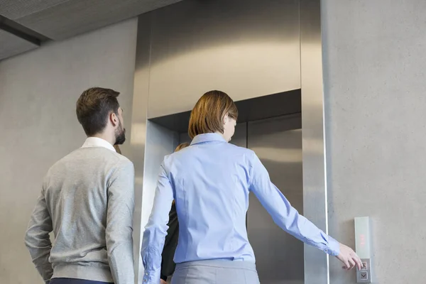 Коллеги Бизнесу Ждут Лифт Корпоративном Офисе — стоковое фото