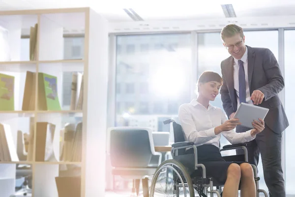 Sorridente Donna Affari Disabili Discutendo Tablet Digitale Con Uomo Affari — Foto Stock