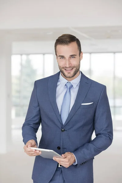 Retrato Confiante Bonito Jovem Empresário Com Tablet Digital Novo Escritório — Fotografia de Stock