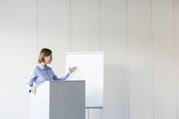 Zakenvrouw Geven Van Presentatie Podium Kantoor — Stockfoto