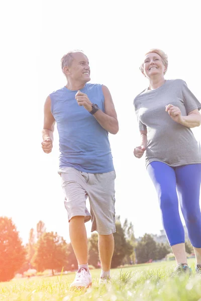 Happy Senior Homme Femme Courir Dans Parc — Photo