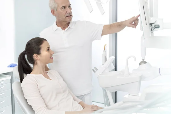 Dentista Sênior Mostrando Tela Para Paciente Clínica Odontológica — Fotografia de Stock