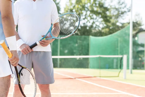 Olgun Erkek Raketleri Duran Tenis Kortunda Yaz Hafta Sonu Boyunca — Stok fotoğraf