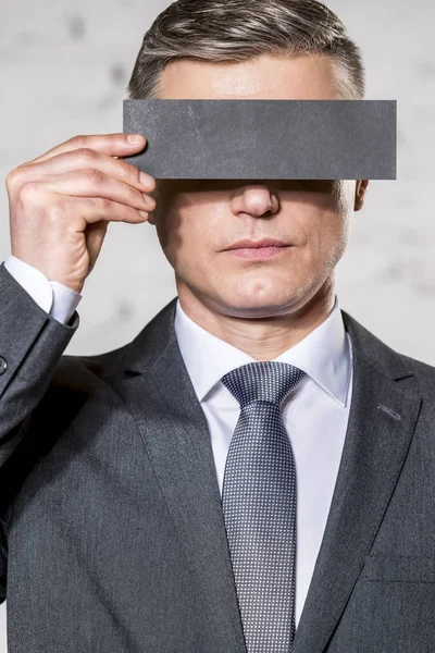 Reifer Geschäftsmann Deckt Büro Augen Mit Papier Gegen Wand — Stockfoto