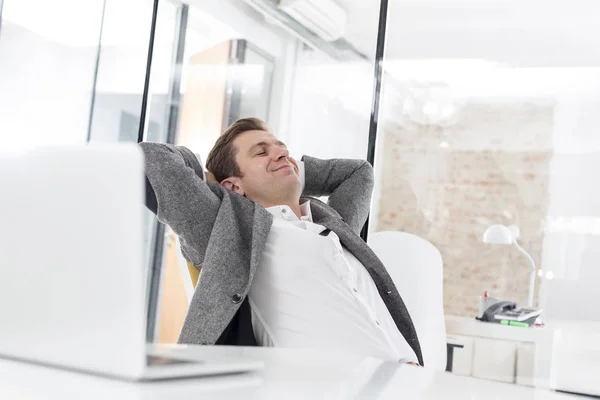 Empresário Criativo Descansando Mesa Escritório — Fotografia de Stock