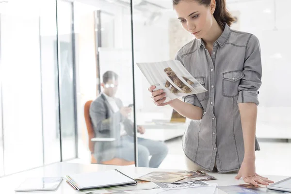 Kreative Geschäftsfrau Schaut Auf Foto Büro — Stockfoto