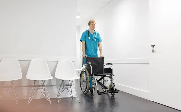 Медсестра Толкает Инвалидное Кресло Коридоре Больнице — стоковое фото