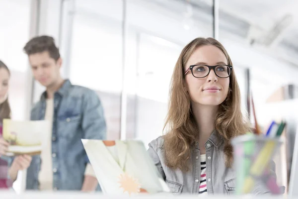 Mujer Negocios Reflexiva Con Fotografía Sentada Oficina — Foto de Stock