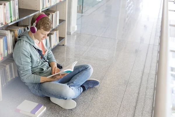 Adam Üniversitesi Kütüphanesi Nde Kitap Okurken Müzik Dinleme Yüksek Açılı — Stok fotoğraf