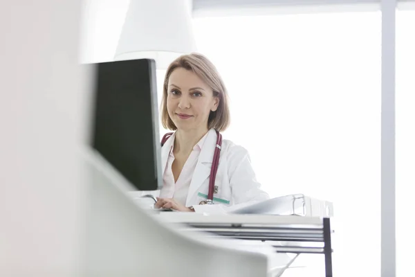 Portrait Médecin Assis Bureau Ordinateur Hôpital — Photo