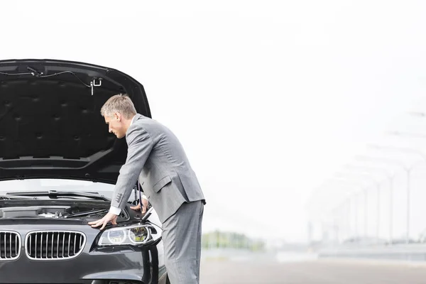 Male Business Executive Looking Breakdown Car Sky — Stock Photo, Image